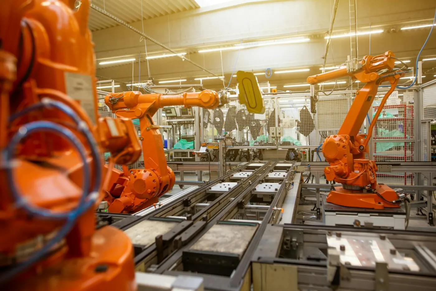 Industrieroboter in einer Fertigungshalle als Beispiel für das Anwendungsfeld
